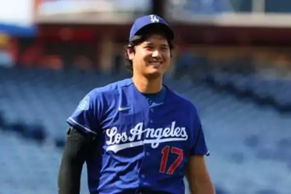 【大谷翔平】試合直前にヌートバーと対面　話ながら左膝に手を示して顔しかめる姿→一転じゃれ合う一幕も　同地区ライバル球団に加入も侍同僚の絆グータッチ