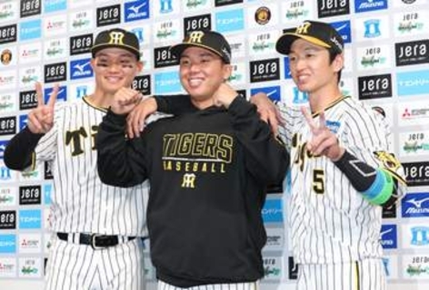 【阪神】愛される村上頌樹　後輩・森下翔太からビール2本で泡だらけ「あんま打ってないやつにはこう」　バッテリーの坂本誠志郎からも顔面に祝砲