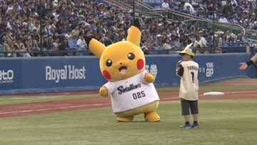 神宮球場に“ピカチュウ”　始球式務める野球少年を隣で応援　国歌斉唱はヤクルトの列に並ぶ