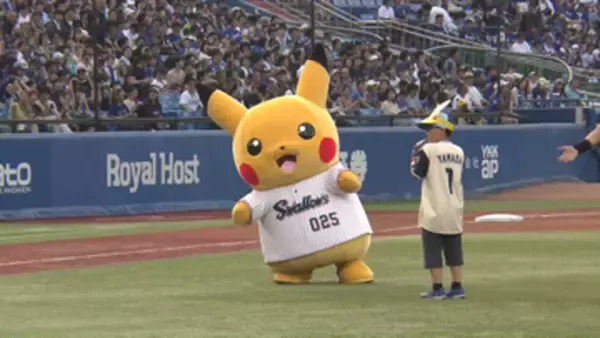 神宮球場に“ピカチュウ”　始球式務める野球少年を隣で応援　国歌斉唱はヤクルトの列に並ぶ