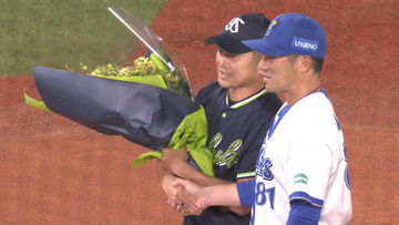 【ヤクルト】引退の石川雅規へDeNA・相川監督から花束　「本当に出会えてよかった選手であり人間」　かつてバッテリーを組んだ間柄