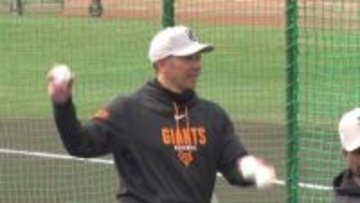 “打撃投手・阿部監督”が今年も誕生　笑顔で投げ込んだ最後の1球はリチャードがダイナミックにスタンドへ運ぶ