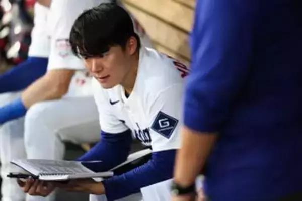 アイアトンさんもろとも…山本由伸の肩をがっちりホールド　ロバーツ監督が力投に熱意込めたねぎらい　強豪との接戦、6回1失点と先発の役目しっかり果たす