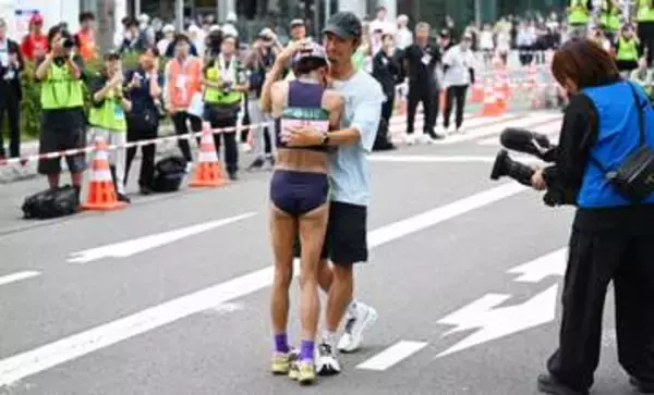 復活Vの新谷仁美は横田コーチと抱擁　夏のマラソンで2時間24分14秒の大会新＆MGC切符獲得　初挑戦の不破聖衣来が2位