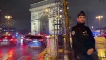凱旋門で刃物男が憲兵を襲撃、男は発砲され搬送　仏・パリ