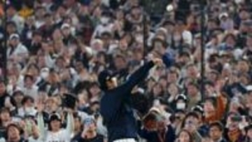 【WBC】ベンチスタートの大谷翔平　イニング間にボールをスタンドへ投げ入れるファンサービス