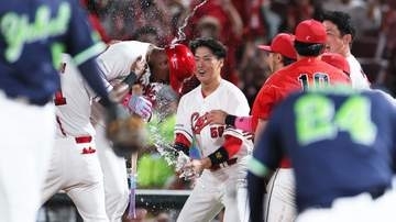 劇的勝利の広島　新井監督が大絶賛の鈴木健矢「彼のピッチングがサヨナラにつながった」　玉村昇悟が緊急降板もチームの窮地救う　打線もは2度追いつく粘りみせ2夜連続サヨナラ