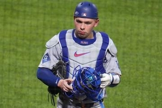 【ドジャース】先輩ラッシング、新人捕手アルフォンゾにアドバイス!?　自身の奮闘続くなか先発・佐々木朗希の力投支える仲間に声かけ、親身に話し込む