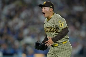 負けられないドジャース戦…　松井裕樹、回またぎ好投　拮抗展開でピンチ防ぎ雄叫び→流れ引き寄せ直後に先制点　降板時にはマチャドが胸たたき称賛