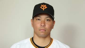 練習に姿なかった巨人の大城卓三「下半身のコンディション不良」と橋上監督代行　球場に入るときには足を少し引きずるような形で歩行