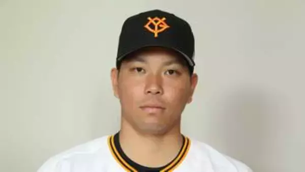 練習に姿なかった巨人の大城卓三「下半身のコンディション不良」と橋上監督代行　球場に入るときには足を少し引きずるような形で歩行