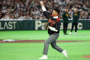 【WBC】松坂大輔氏が始球式でストライク　侍のユニホーム・背番号18を着用　マウンドの土には入らず