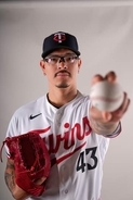 「会えてうれしいよ」昨季までドジャースのバンダがチャンピオンリングを受け取る　元同僚たち一人一人とハグ