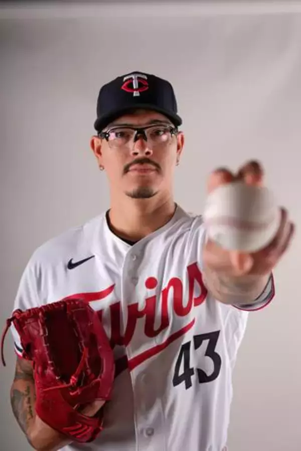 「会えてうれしいよ」昨季までドジャースのバンダがチャンピオンリングを受け取る　元同僚たち一人一人とハグ