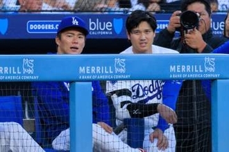 山本由伸の球筋に深くうなずく大谷翔平　ダイヤモンドバックス戦に向け、試合前のブルペンで投球練習を行った2人　リラックスした表情みせる