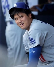 【大谷翔平】ベンチから見ても“球がホップしている!?”　佐々木朗希の163キロ直球連投に思わず反応　手のジェスチャーで球質を表現し驚く