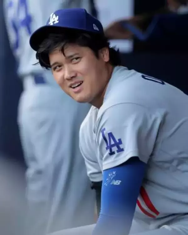 【大谷翔平】ベンチから見ても“球がホップしている!?”　佐々木朗希の163キロ直球連投に思わず反応　手のジェスチャーで球質を表現し驚く