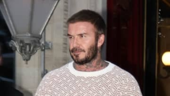 シュート打たずゴール決める美技披露　ベッカム氏がユニセフ親善大使としてインド訪問　子どもたちとピッチを駆け回りハイタッチ