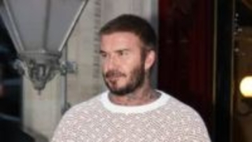 シュート打たずゴール決める美技披露　ベッカム氏がユニセフ親善大使としてインド訪問　子どもたちとピッチを駆け回りハイタッチ