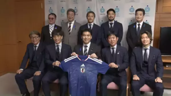 森保ジャパンが文科大臣訪問 W杯活動を報告 全選手のサイン入りユニフォームを贈呈