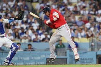 【MLB】コントレラスの頭部死球にドジャー・スタジアム騒然　直前にも顔面襲う剛速球をギリギリよける…　2度の危ない球にフリーマンも思わず頭抱えショック隠せず