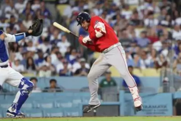 【MLB】コントレラスの頭部死球にドジャー・スタジアム騒然　直前にも顔面襲う剛速球をギリギリよける…　2度の危ない球にフリーマンも思わず頭抱えショック隠せず
