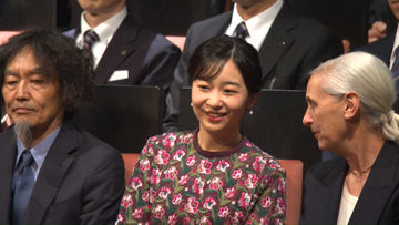 佳子さまベルギーのダンスカンパニー「ローザス」公演を鑑賞 「お気に入りの動きはなんですか」実演交えダンサーと交流も