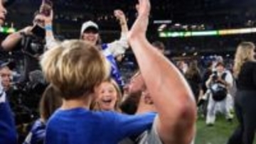 ドジャース一筋18年のレジェンド左腕は“世界一”で現役生活に終止符　試合後には駆け寄る家族を力強く抱きしめ涙を流す場面も