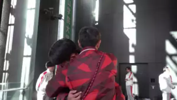 早稲田大・花田監督が”感謝のハグ“　主務の「悔しいですけど…」に選手たちも涙止まらず　総合4位に悔しさ【箱根駅伝】