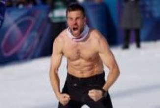 金メダル獲得に“上半身裸”で雄叫び　雪上で40歳が喜び爆発　【スノボー・パラレル大回転】