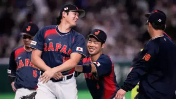 大谷翔平にバットを振りかぶろうとする近藤健介　先輩後輩のわちゃわちゃ　村上宗隆ともふざけるなど前日快勝の侍ジャパンは試合前練習で和気あいあい