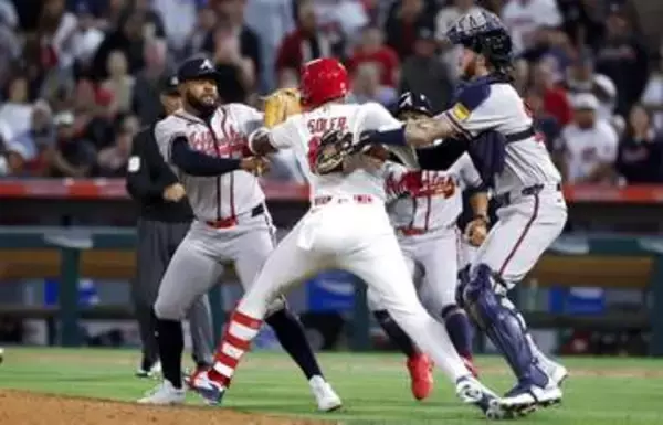 【球場騒然】MLBで殴り合いの大乱闘　本塁打のあとに死球...さらに暴投で怒りのスイッチ　パンチの応酬で両者退場