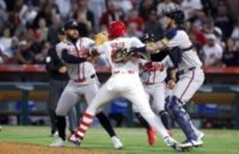 【球場騒然】MLBで殴り合いの大乱闘　本塁打のあとに死球...さらに暴投で怒りのスイッチ　パンチの応酬で両者退場