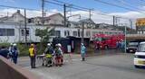「【速報】東急・こどもの国線沿いでトラックと列車の衝突事故 軽自動車と衝突した弾みで線路内で横転 女性2人搬送 神奈川・横浜市」の画像1