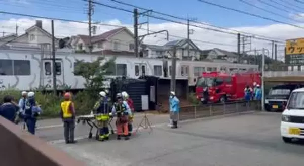 【速報】東急・こどもの国線沿いでトラックと列車の衝突事故 軽自動車と衝突した弾みで線路内で横転 女性2人搬送 神奈川・横浜市