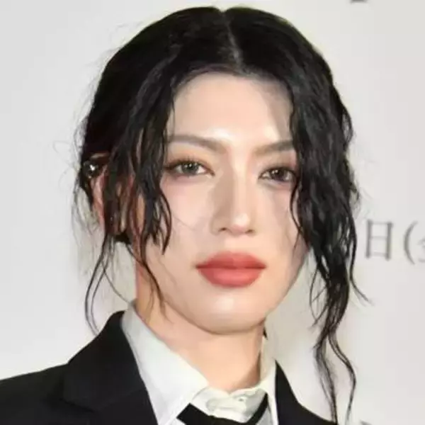 三吉彩花「人間性の部分もすごく学べる」  『プラダを着た悪魔２』イベントに黒のスーツで登場