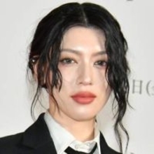 三吉彩花「人間性の部分もすごく学べる」  『プラダを着た悪魔２』イベントに黒のスーツで登場