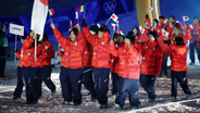 日本選手団は開催国へ“敬意”　日本とイタリアの2つの国旗を持って入場　森重航&冨田せなが旗手を務める〈ミラノ・コルティナ冬季五輪〉