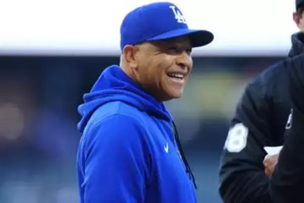 【ロバーツ監督】1000本安打達成のロハスを祝福　ベテランの記録に喜びあらわ「この瞬間をずっと待っていた」　記念ボールをスタンドに投げ込むふりでおどける