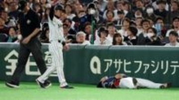【きょうの1シーン】倒れた選手にすかさず寄り添う亀井コーチ　韓国のムンは試合後「大丈夫です。ありがとうございます」
