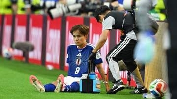 親友・久保建英のSNSに反応した菅原由勢　ハート×3で寄り添う　久保はケガで負傷交代後車いすでグラウンド去る