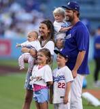 「カーショー一家に第5子誕生　ドジャースを3度WS制覇に導いた父の姿を家族は最後までスタンドで見守る」の画像1