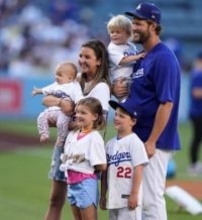 カーショー一家に第5子誕生　ドジャースを3度WS制覇に導いた父の姿を家族は最後までスタンドで見守る