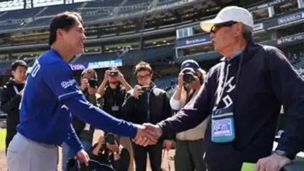 権藤博氏が菅野智之や山本由伸とがっちり握手　山本とは投球のジェスチャーをしながら会話弾む　ロッキーズvsドジャース戦を訪問