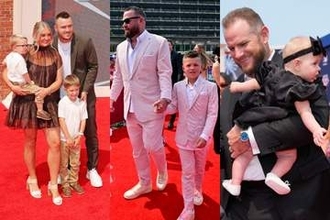 シュナイダー監督が息子と全身おそろい衣装で登場　レッドカーペットで披露されたパパと子供たちのリンクコーデ