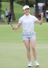 【女子ゴルフ】今季2勝目の吉田鈴「今日は寝られないですね」米ツアーで上位につける姉・優利にエール