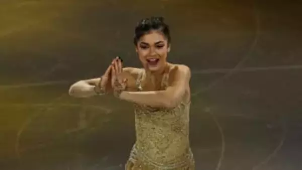 尻もちに照れ笑い　18歳のペトロシアンがエキシビションで笑顔の舞い　フリーでは4回転にも挑戦した“ロシア女王”