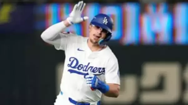 ド軍お祭り男がポケモンカード開封で大興奮　お目当てのキャラクター登場に跳びはねる