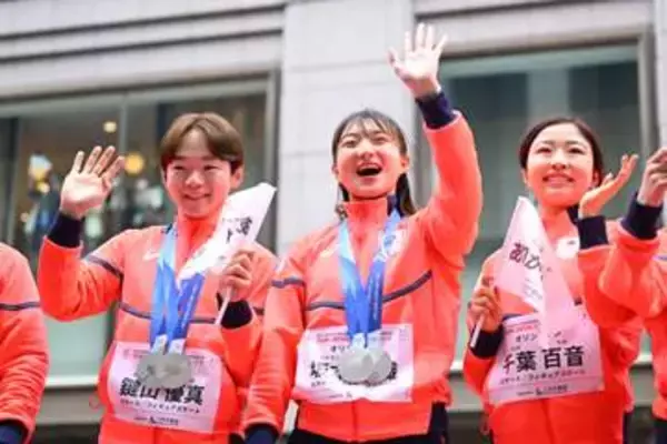 坂本花織「みんなリサーチ力がすごいな」パレードでファンらの声援に満足の笑顔