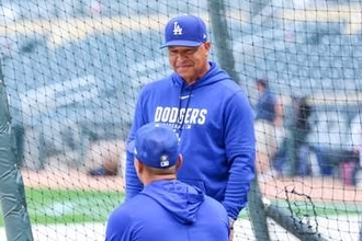 ロバーツ監督から若手ラッシングへ「感情に振り回されないように、自分の仕事を見失わないように」　攻撃中には肩組み長く諭す場面も　「でもいい点は…」と才能と向上心に期待も